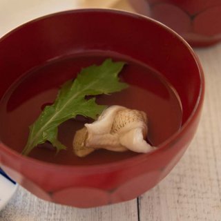 日本汤在碗里吃了三块。
