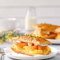 吃鸡蛋和香肠——吃鸡蛋饼，和美味的奶酪蛋糕。早上好，准备好了早餐的早餐！