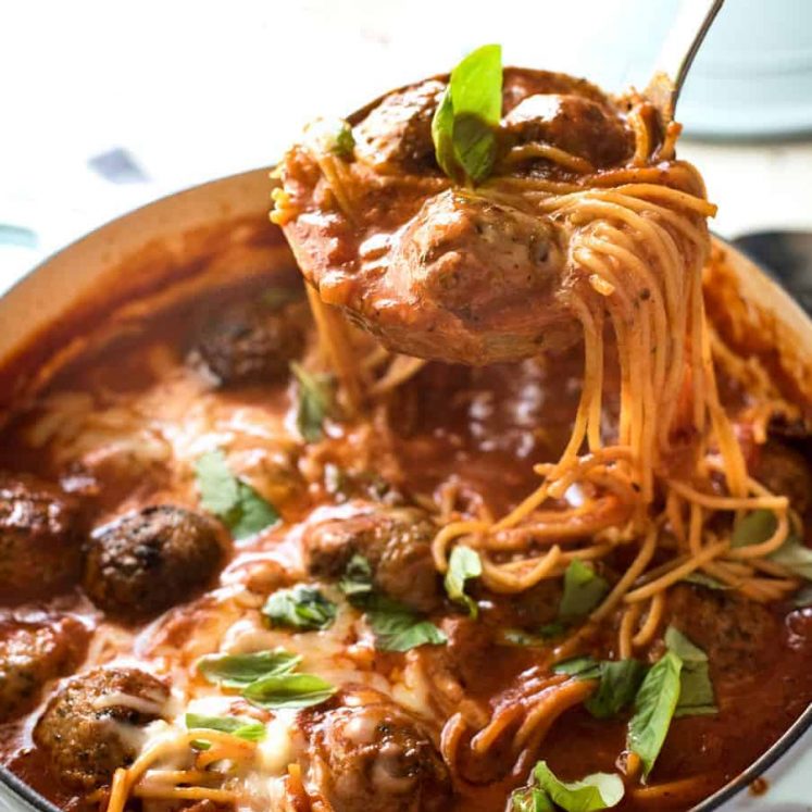 意大利肉丸——意大利牛排，番茄酱酱，还有美味的肉丸，美味的香肠汤！