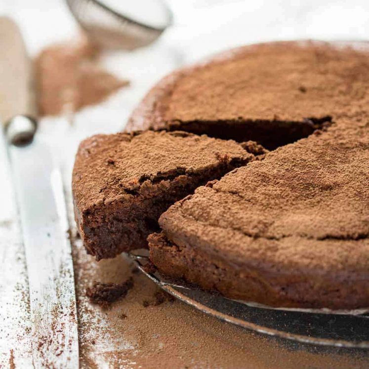 一个简单的巧克力蛋糕，用面粉和葡萄干蛋糕。里面有个黑的，像在冰锥上的。一辆惊人的惊喜，蛋糕快赚了！邮箱目录。