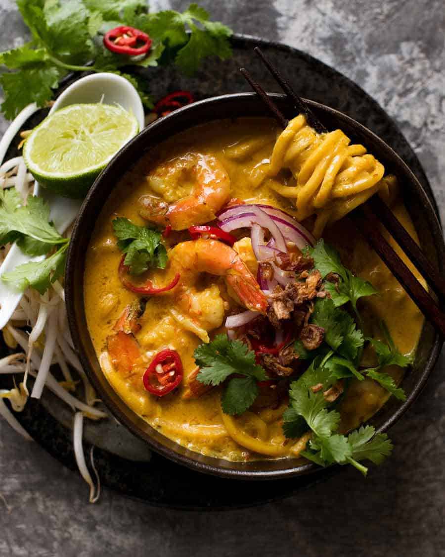 在泰国的泰国菜上，泰国菜，在泰国，吃了一碗，吃一碗，吃一碗虾，吃了点东西