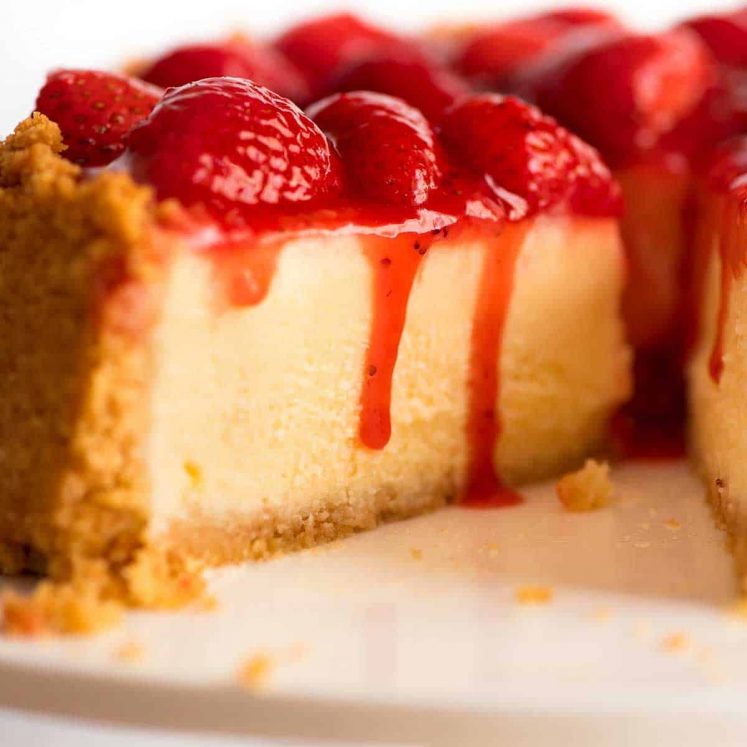 把草莓蛋糕切成红莓酱，然后把樱桃蛋糕切成两半