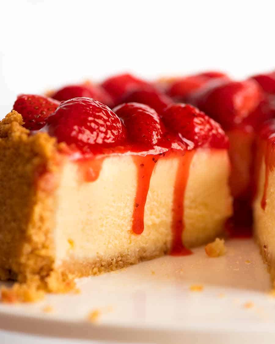 把草莓蛋糕切成红莓酱，然后把樱桃蛋糕切成两半